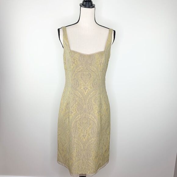 Tahari Scoop Neck Sleeveless Gold Brocade Sheath Dress w/Organza Trim NWOT Sz 10 - Picture 2 of 16